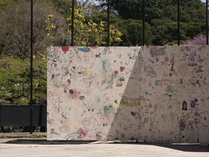 Karya kolaboratif pengunjung Museum MACAN dalam proyek Social Mapping yang dipamerkan di Biennial São Paulo 2025, menampilkan coretan dan gambar beragam dari berbagai usia dan latar belakang.